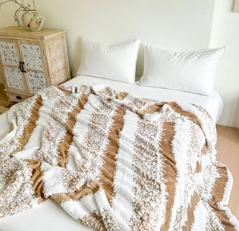 Pink and white cationic jacquard blanket bedroom textured plush throw