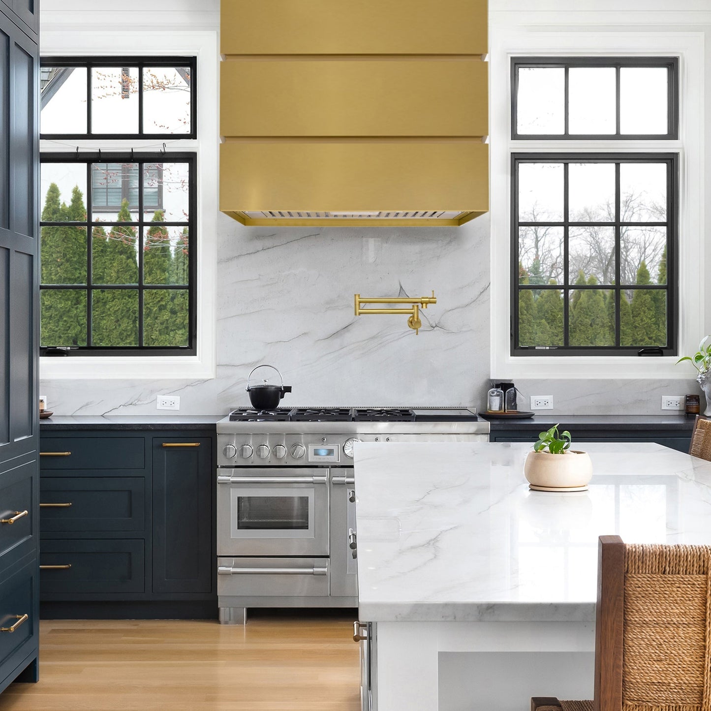 Akicon 36" Stainless Steel Wall Mount Range Hood, 3 Stacks Modern Box with 600 CFM Vent Motor