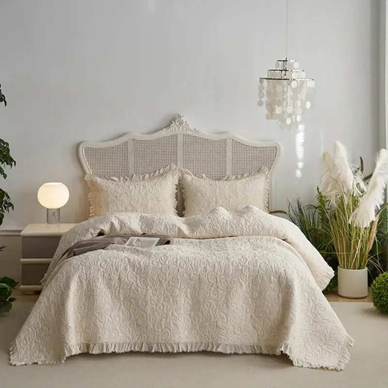 Textured cream cotton quilted bedspread set for bedroom with fringes