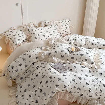 White floral cotton bedding set with lace ruffles for bedroom