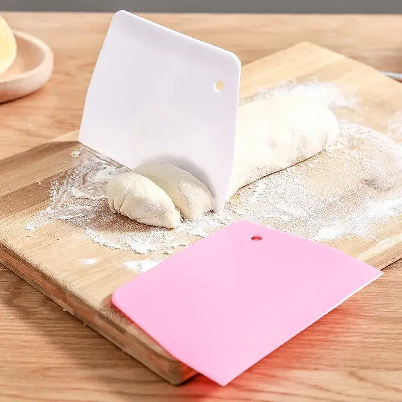 White plastic dough cream cake cutter spatula – kitchen baking tool